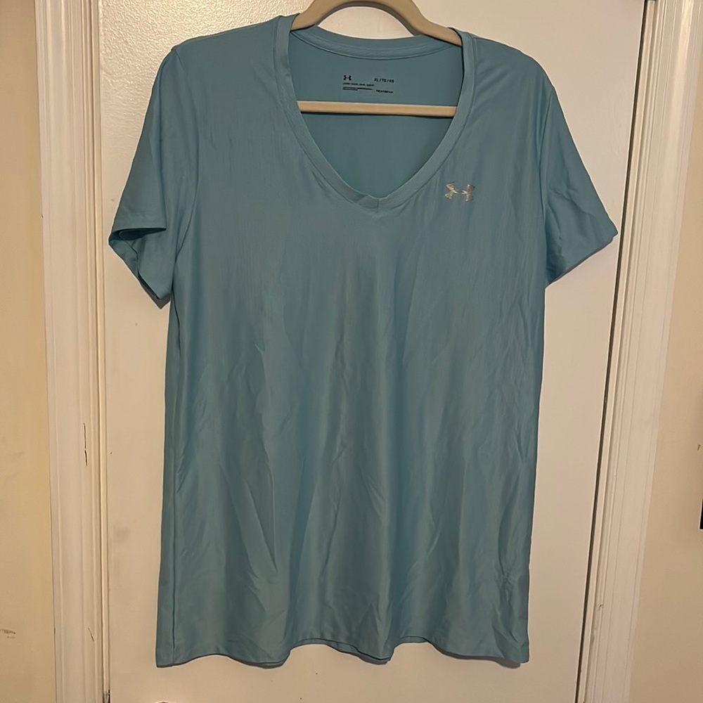Lose Fit Under Armour light blue shirt